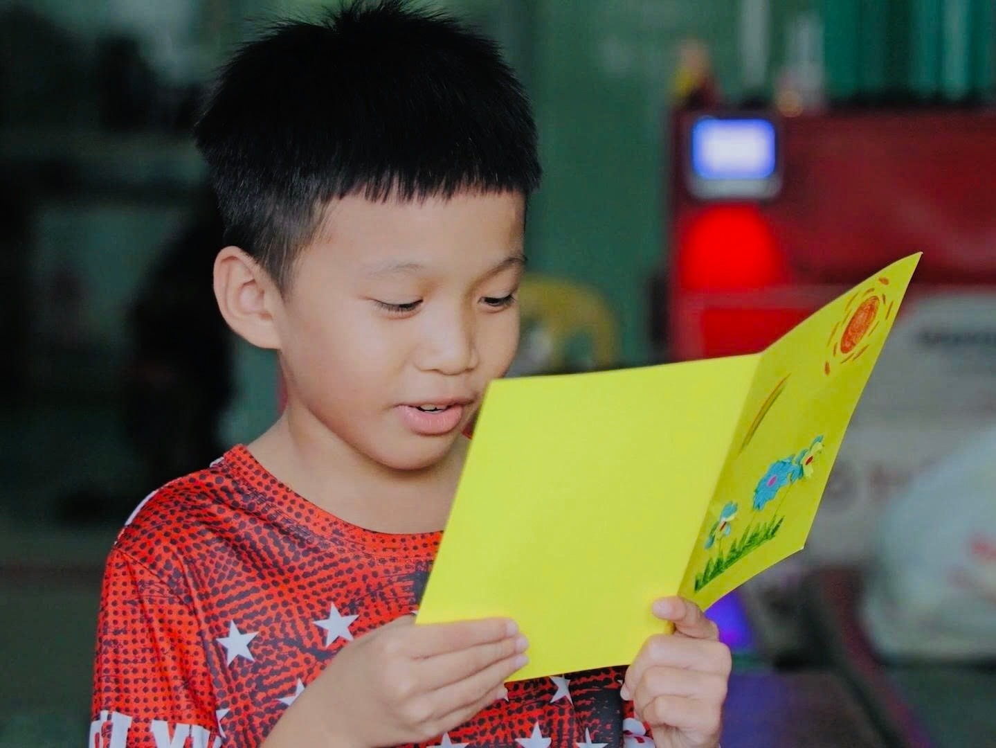 Các em nhỏ tại mái ấm ôm chầm lấy Má Mười trong khoảnh khắc xúc động.