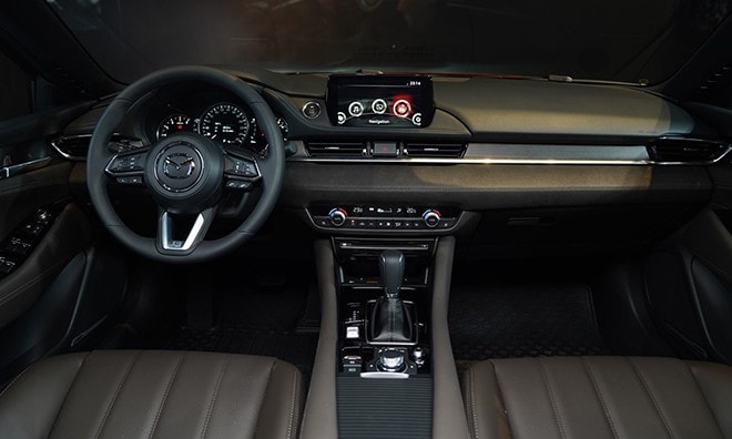 Khoang lái Mazda6 được thiết kế tập trung vào người điều khiển