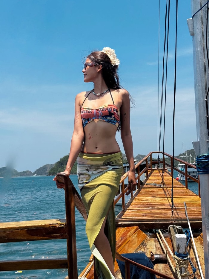 Nàng hậu khoe vóc dáng quyến rũ trong thiết kế táo bạo.