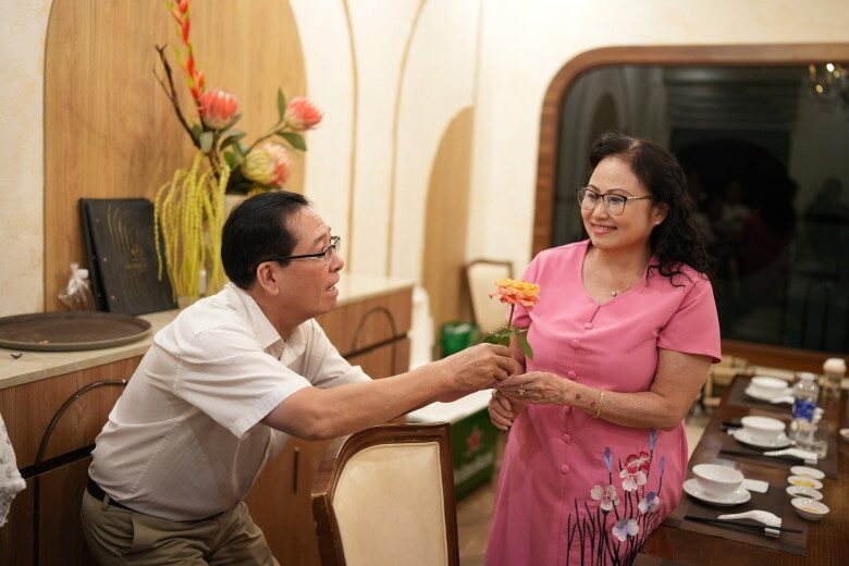 Hình ảnh bố mẹ chồng H’Hen Niê thể hiện tình cảm trước mặt con cháu khiến mọi người không khỏi ngưỡng mộ.