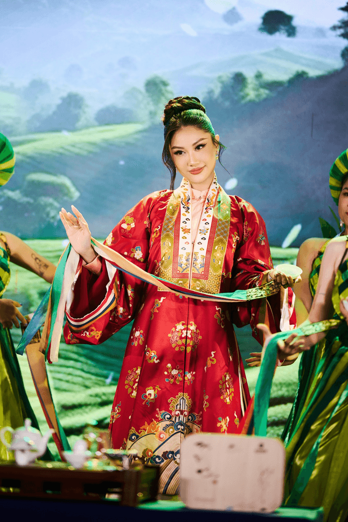 Nếu tiếp tục phát huy, Phương Linh hoàn toàn có thể tiến sâu ở chung kết Miss Cosmo tối 20/12 tới đây.