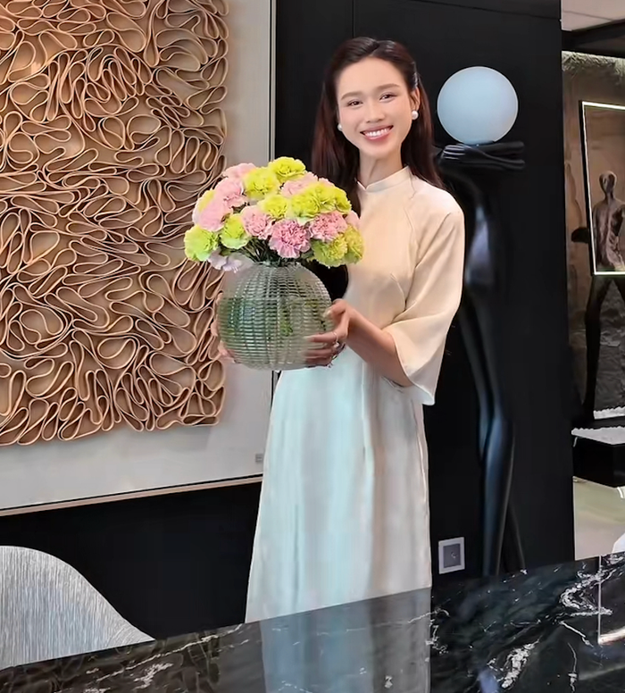 Đỗ Thị Hà chọn áo dài tối giản cho năm đầu làm dâu hào môn