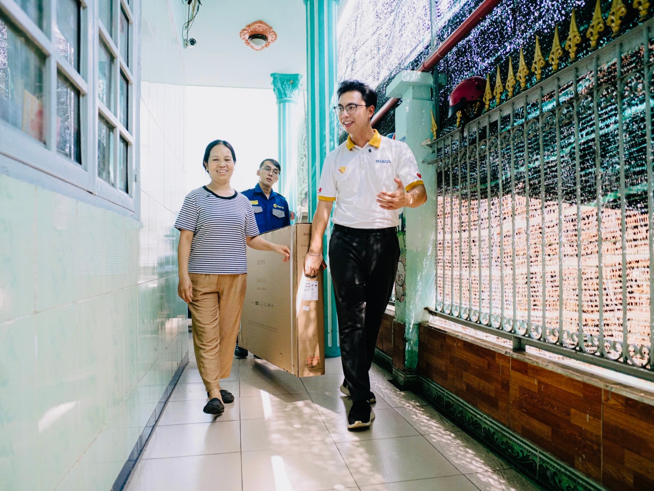 Đại diện chương trình Chuyến xe tử tế trao tặng các vật dụng sinh hoạt cho mái ấm.
