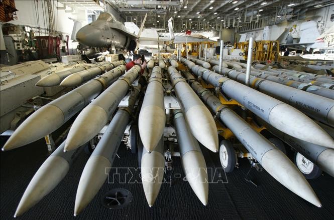 Tên lửa Mỹ trong khoang chứa trên tàu sân bay USS Kitty Hawk
