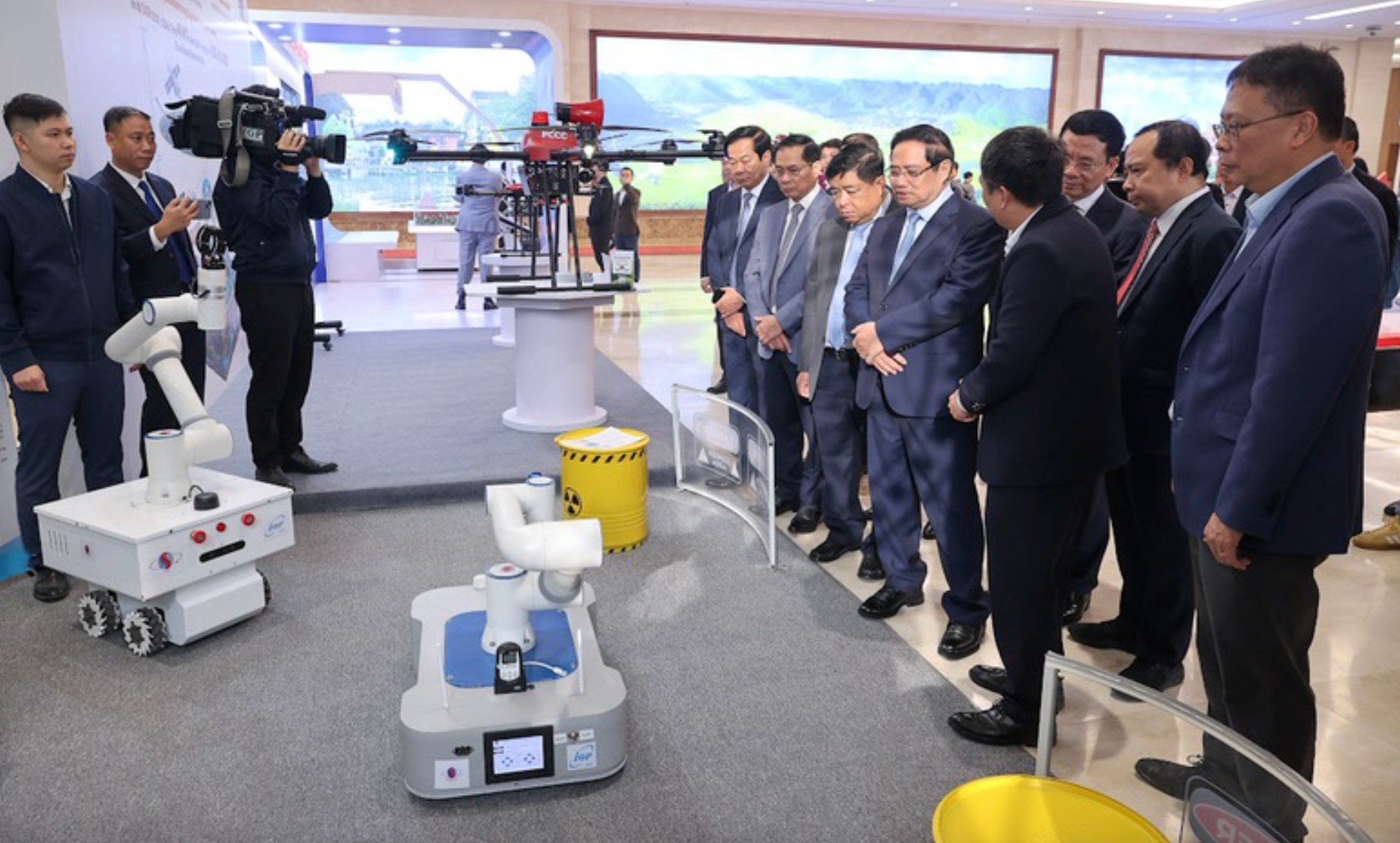 Thủ tướng và các đại biểu tham quan trưng bày các sản phẩm công nghệ tại Diễn đàn - Ảnh: VGP/Nhật Bắc