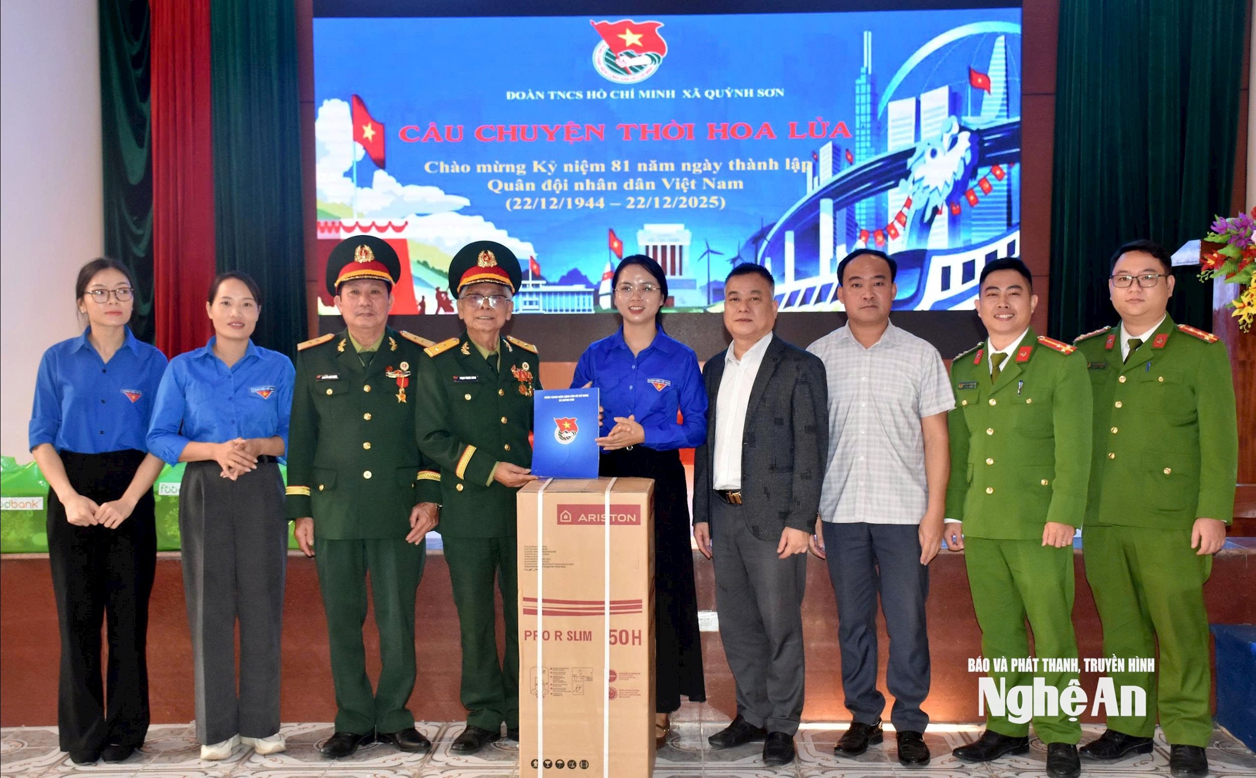 Trao tặng 1 máy nóng lạnh 50 lít do Công ty Cổ phần xây lắp Giang Sơn ủng hộ cho các thương binh, bệnh binh tại Trung tâm điều dưỡng thương binh Nghệ An. Ảnh: Thu Hương