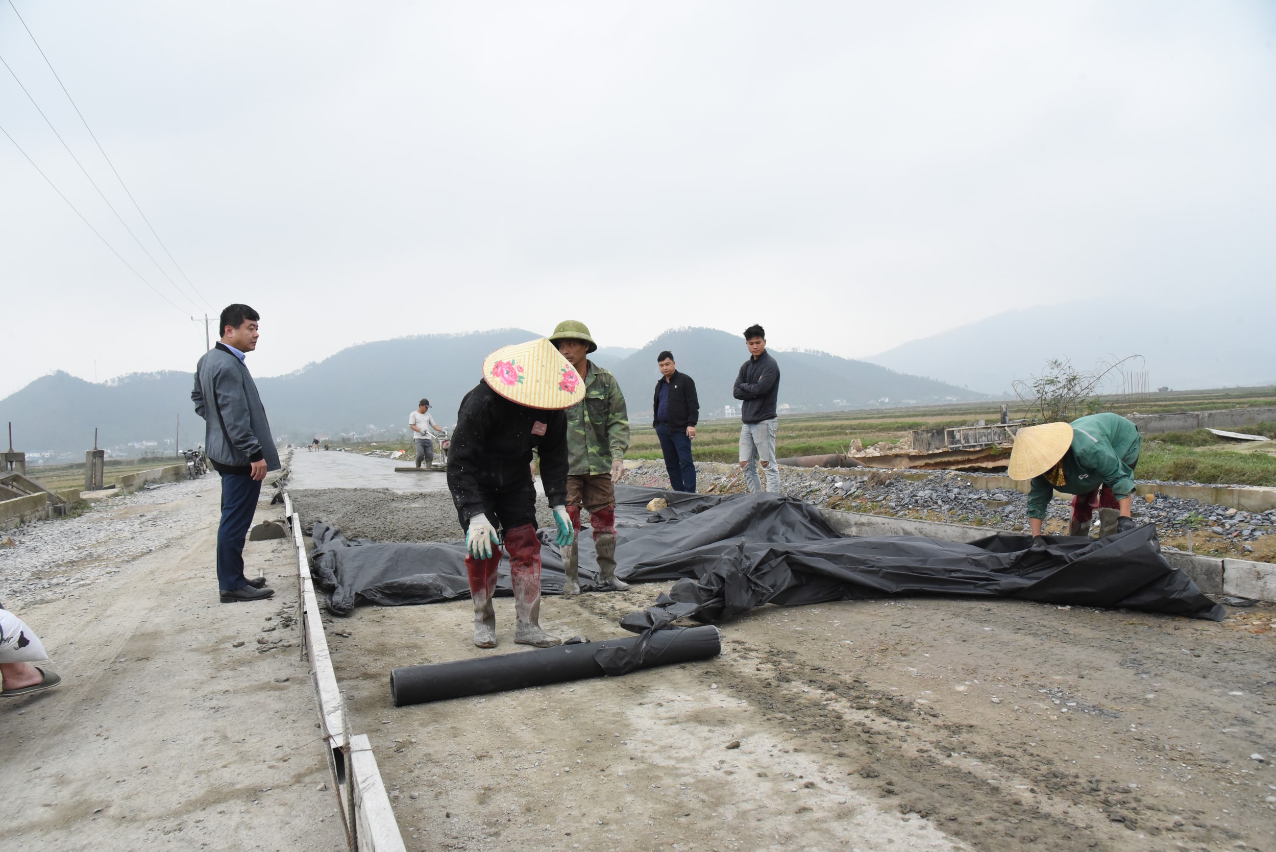 Thi công đường 49 ở xã Phúc Lộc. Ảnh Hoài Thu