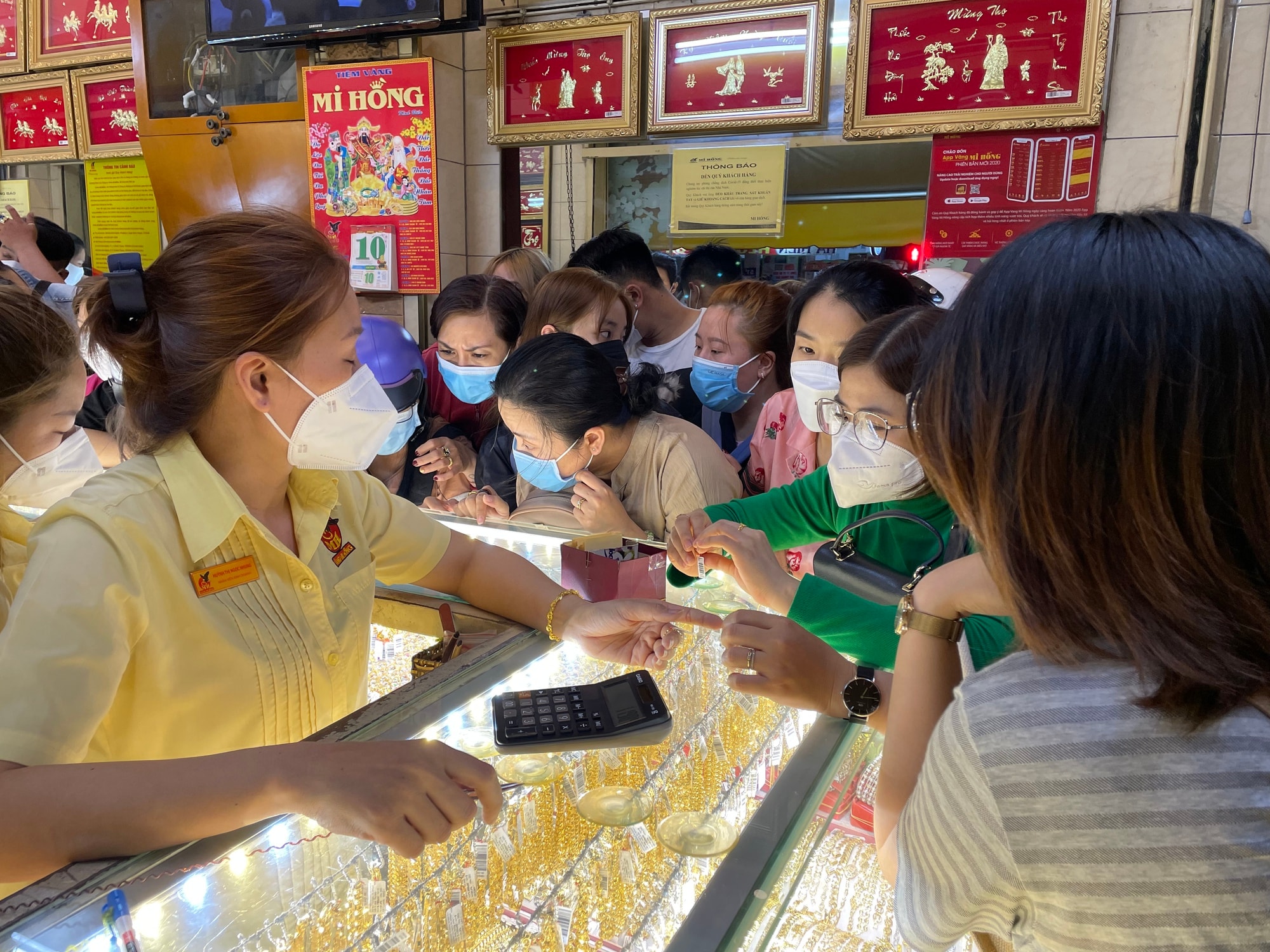 2025年12月21日当周收盘时的黄金价格：SJC、PNJ、BTMC黄金价格、24K金戒指、世界黄金价格。