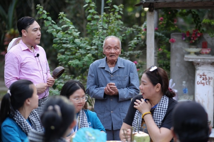 Nụ cười chân tình của người dân Tây Nam Bộ tại làng Nhị Hòa.