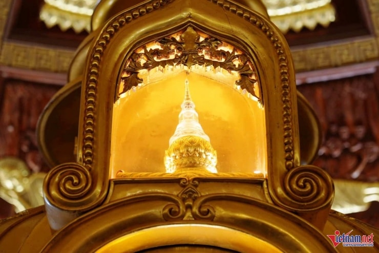 ជញ្ជាំងខាងក្នុងនៃប៉មមានរូបចម្លាក់ដែលពណ៌នាអំពីជីវិតរបស់ព្រះពុទ្ធ។