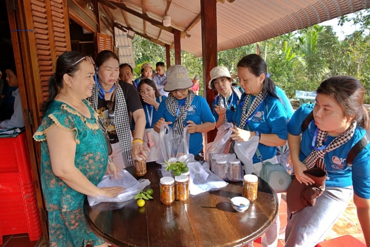 Du khách thưởng thức đặc sản nhà làm tại làng Nhị Hòa.
