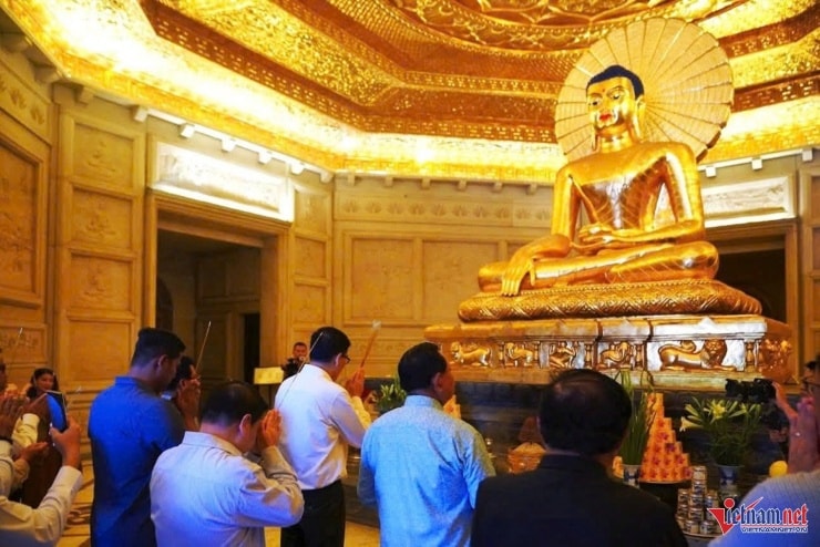 Phật tử dâng hương tại tầng 1 của bảo tháp Báo Thiên