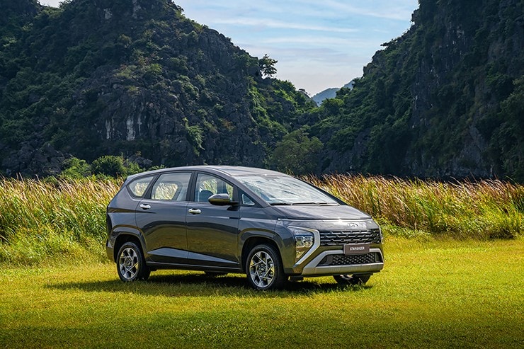 Hyundai Stargazer X màu trắng đang di chuyển trên đường.