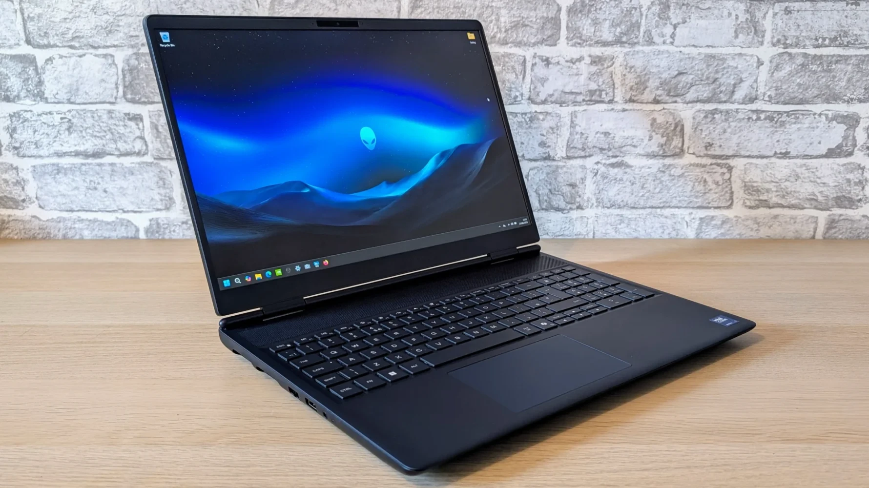 Màn hình của Alienware 16X Aurora hiển thị hình ảnh game với màu sắc sống động và chi tiết.