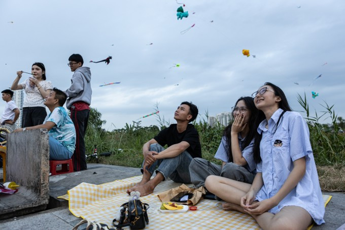 Người đến thả diều tại khu đất trống gần cầu Ba Son