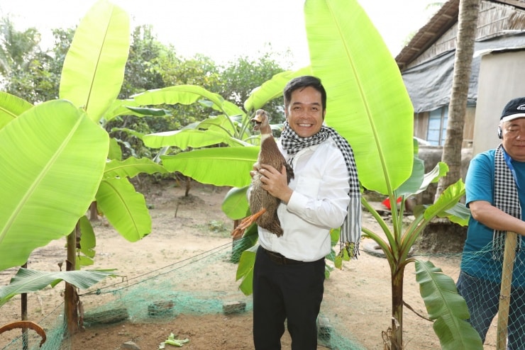 TS Tạ Duy Linh trải nghiệm nếp sống chân phương tại làng Nhị Hòa.