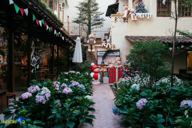 Quán cà phê sân vườn trang trí gấu bông dịp Giáng sinh - 1