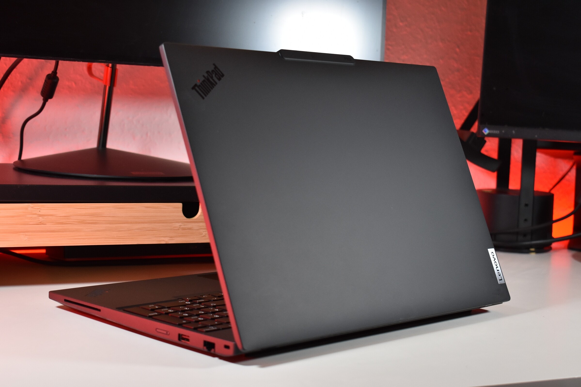 Lenovo giới hạn ThinkPad AMD: Chip Strix Point mạnh nhưng không có màn OLED
