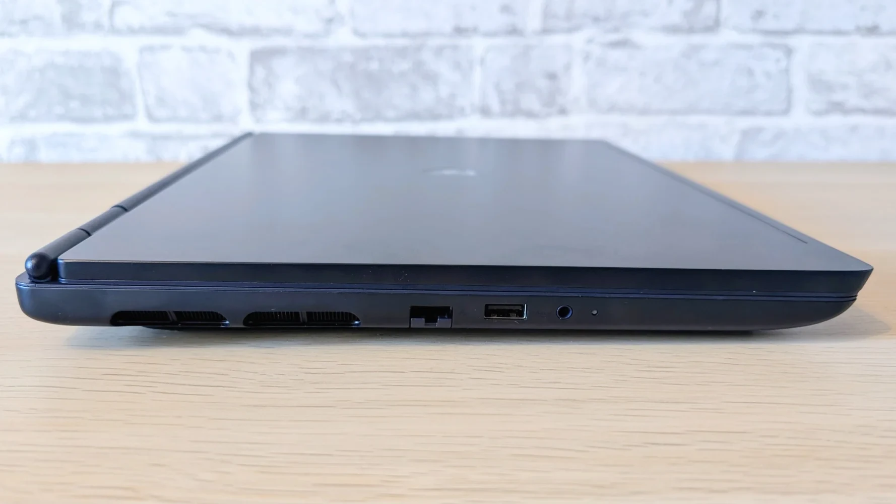 Các cổng kết nối được bố trí chủ yếu ở mặt sau của Alienware 16X Aurora.