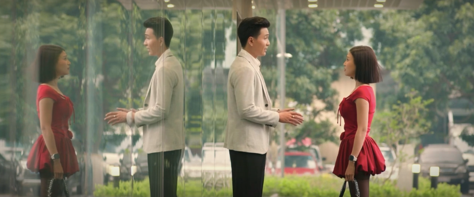 Cảnh trong phim Cách em 1 milimet tập 32, nhân vật Tú đứng dậy rời khỏi bữa ăn.