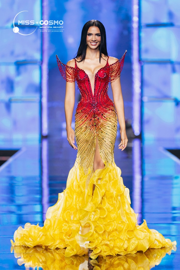 Trước khi ghi danh tại Miss Cosm, Dayana Cardenas có nhiều kinh nghiệm 'chinh chiến' ở các cuộc thi sắc đẹp. Ảnh: Miss Cosmo