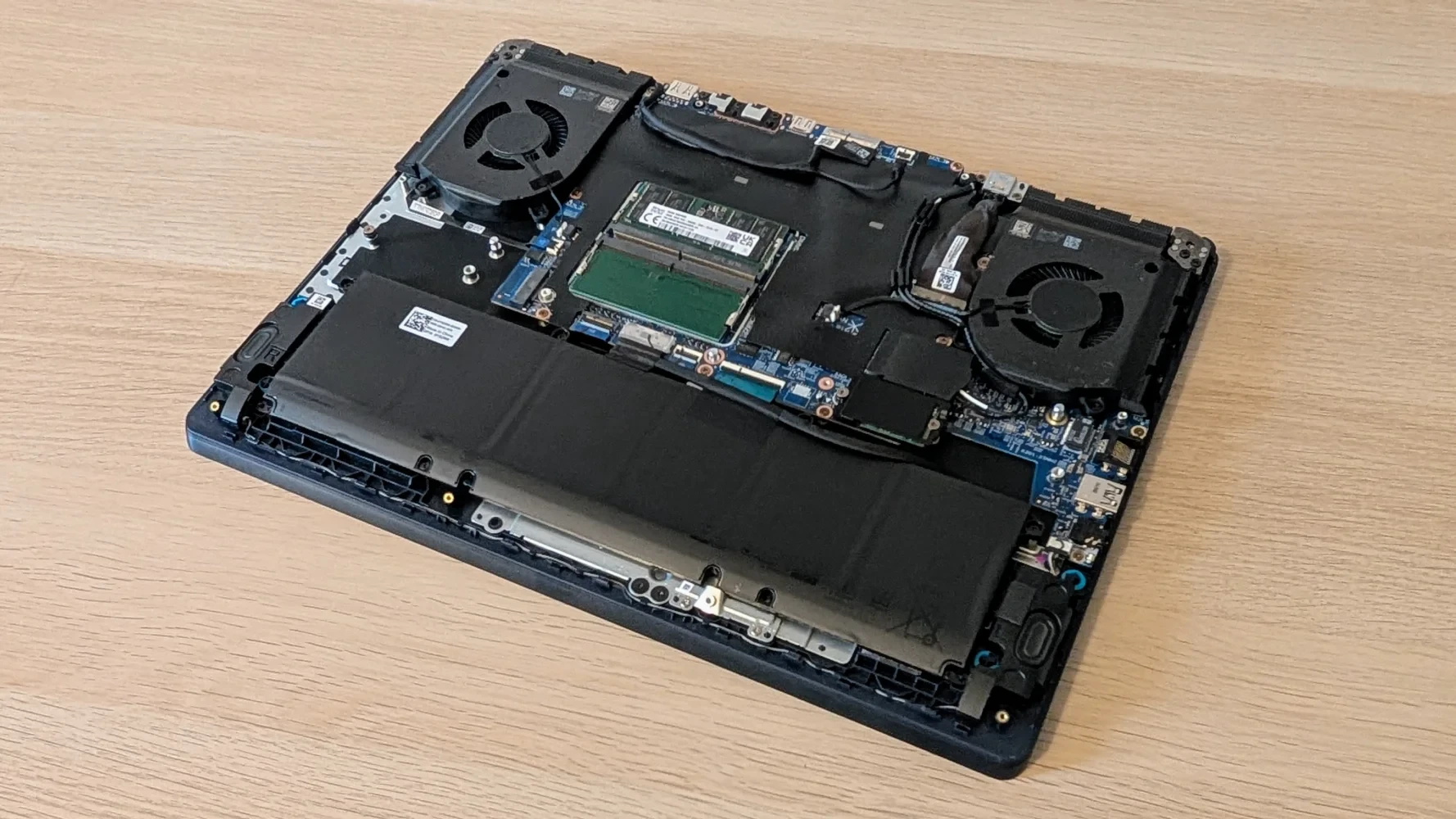 Linh kiện bên trong của Alienware 16X Aurora cho thấy khả năng nâng cấp RAM và SSD.