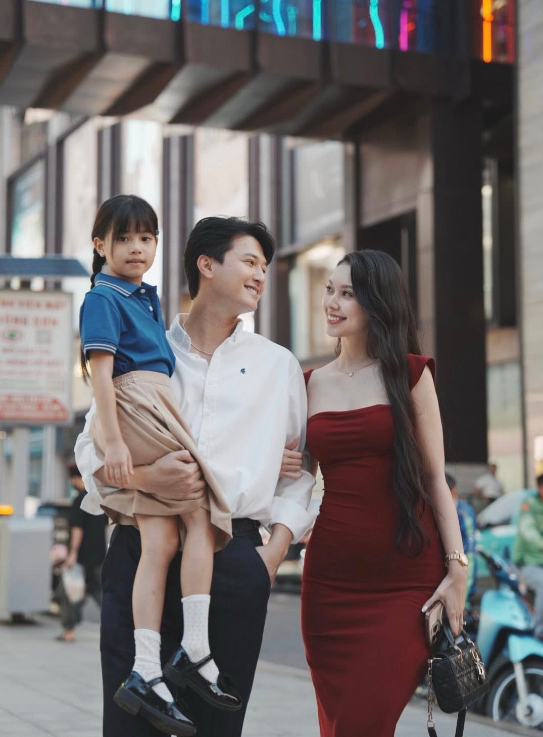 Diễn viên Hà Bùi ngoài đời có phong cách trẻ trung, rạng rỡ.