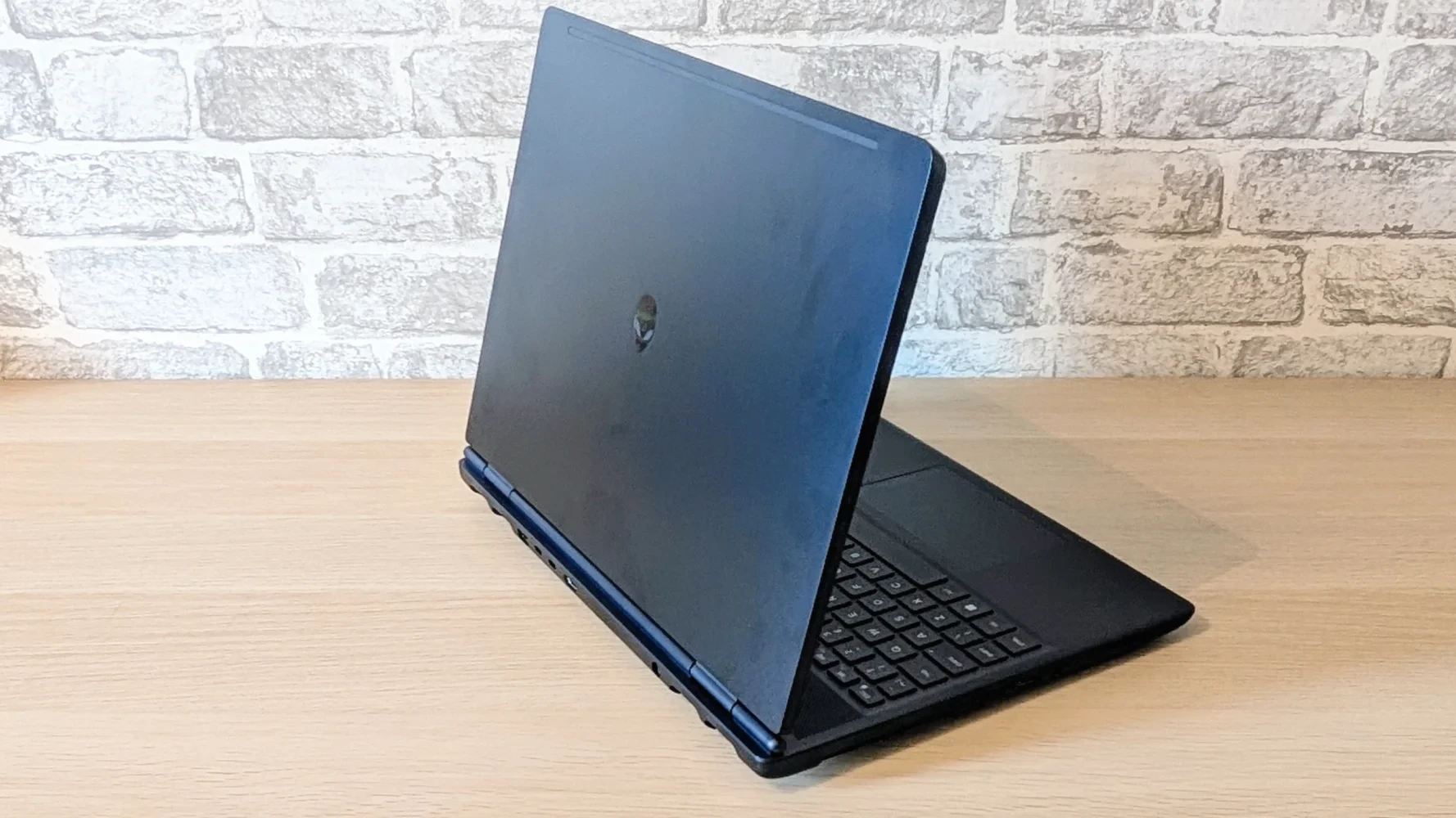Thiết kế tổng thể của laptop gaming Alienware 16X Aurora với logo đặc trưng trên nắp máy.
