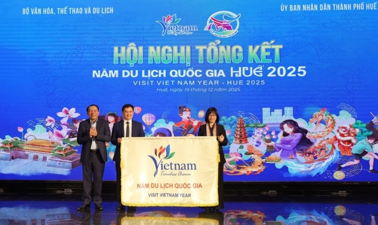 Trao cờ đăng cai Năm Du lịch quốc gia 2026 cho tỉnh Gia Lai