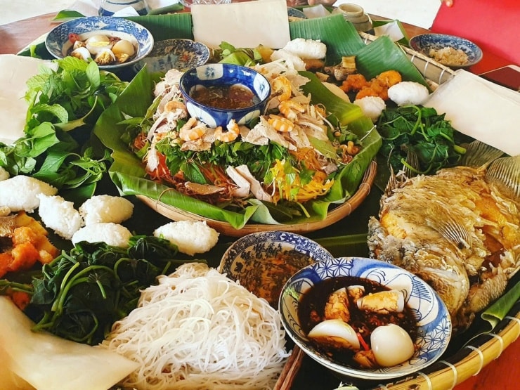Mâm cơm quê với món ngon miền sông nước tại làng Nhị Hòa.