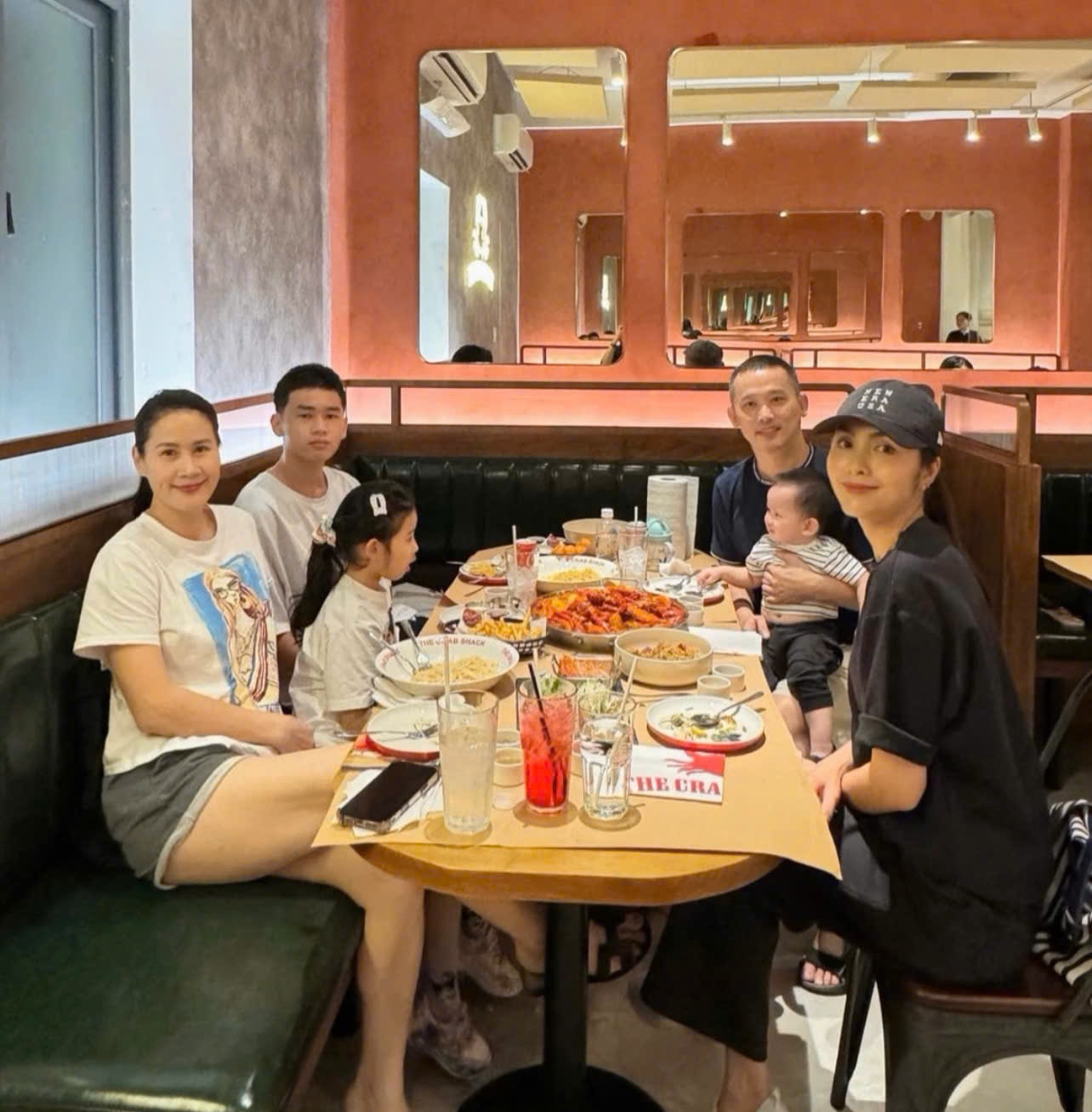 Tăng Thanh Hà đi ăn cùng người chị em thân thiết Thân Thúy Hà.