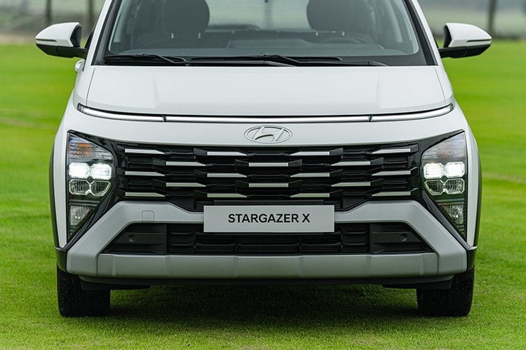Thân xe Hyundai Stargazer X với các đường gân dập nổi và bộ mâm 17 inch.