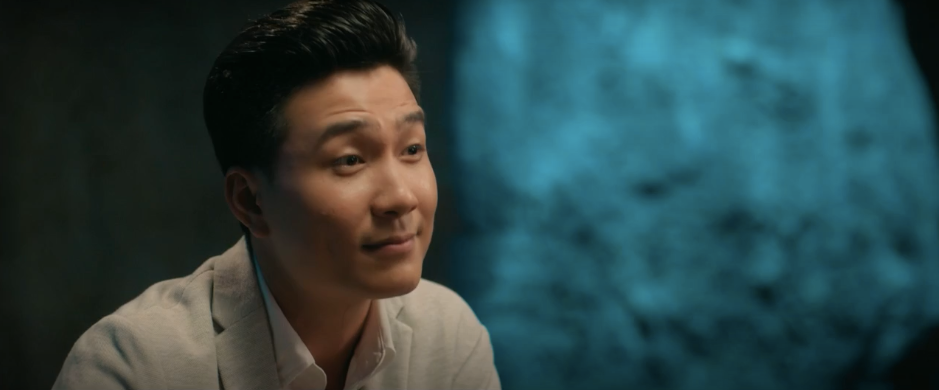 Cảnh trong phim Cách em 1 milimet tập 32, nhân vật Hiếu đang nói chuyện với Tú trong một nhà hàng.