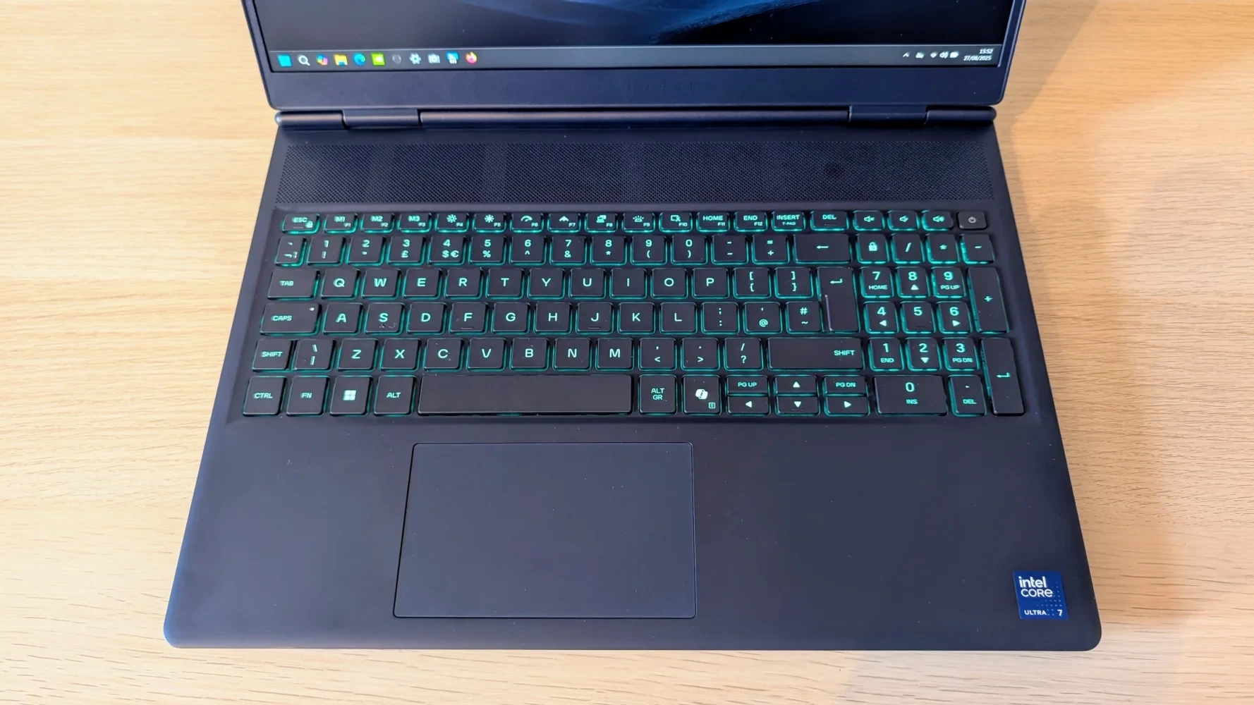 Khu vực bàn phím và touchpad của Alienware 16X Aurora.