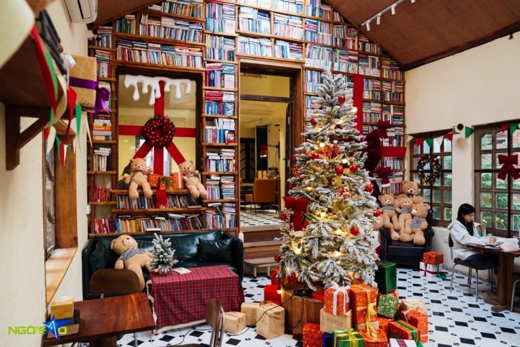 Quán cà phê sân vườn trang trí gấu bông dịp Giáng sinh - 8