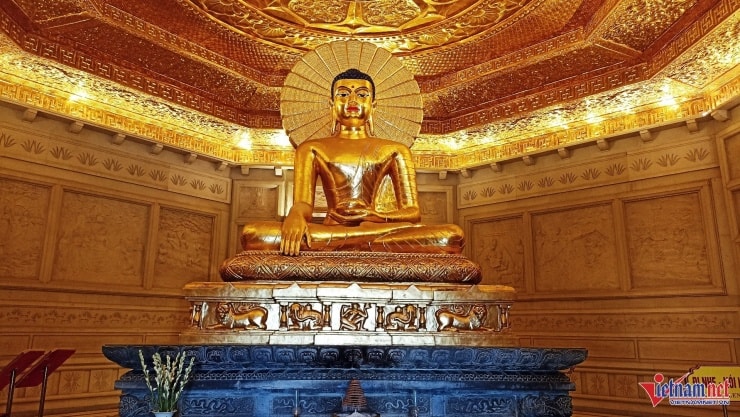 Tượng Đức Phật Thích Ca Mâu Ni dát vàng ở tầng 1 tháp Báo Thiên