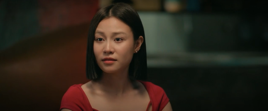 Cảnh trong phim Cách em 1 milimet tập 32, nhân vật Bách tỏ thái độ khó chịu với Tú trong bữa ăn.