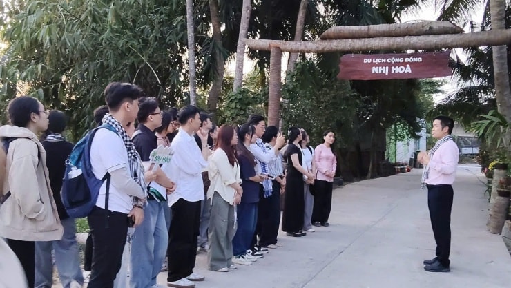 Đoàn khảo sát đến thăm làng du lịch cộng đồng Nhị Hòa.