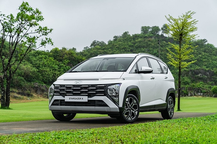 Phần đầu xe Hyundai Stargazer X với dải đèn LED ban ngày đặc trưng.