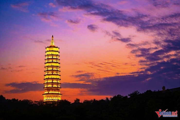 Bảo tháp Báo Thiên lung linh dưới ánh đèn trang trí