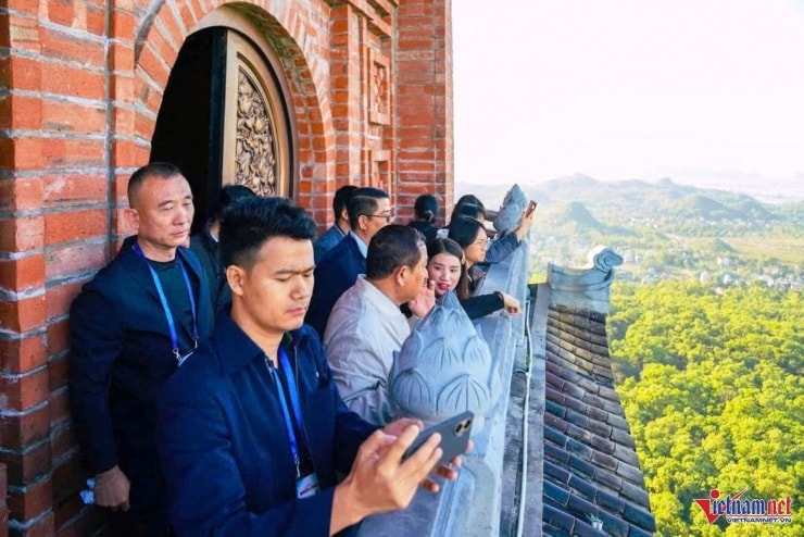 Từ tháp Báo Thiên nhìn ra toàn cảnh quần thể chùa Bái Đính và non nước Tràng An