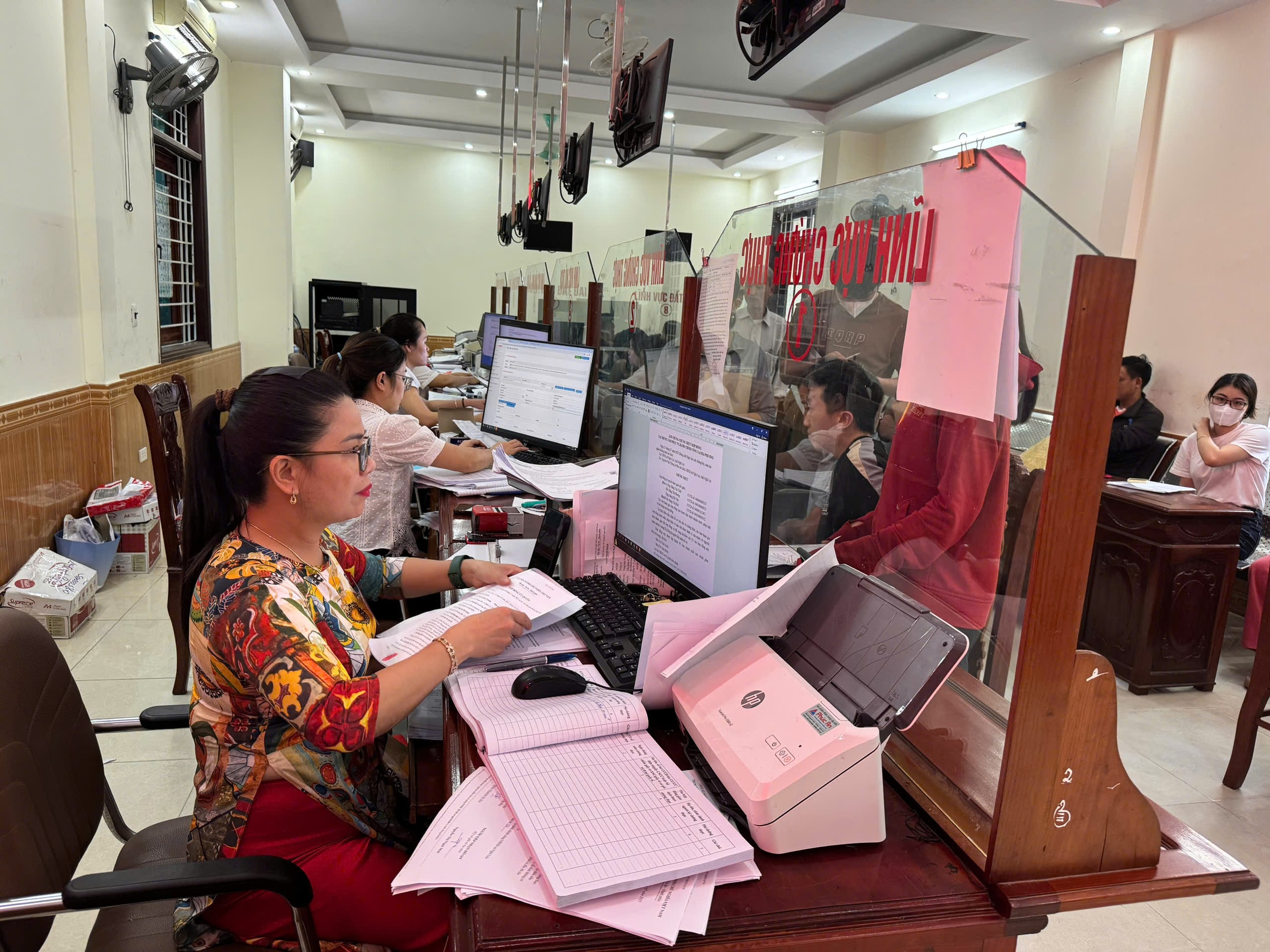 ប្រជាពលរដ្ឋនៅឃុំហ៊ុងង្វៀនកំពុងបំពេញនីតិវិធីរដ្ឋបាលទាក់ទងនឹងដីធ្លី!