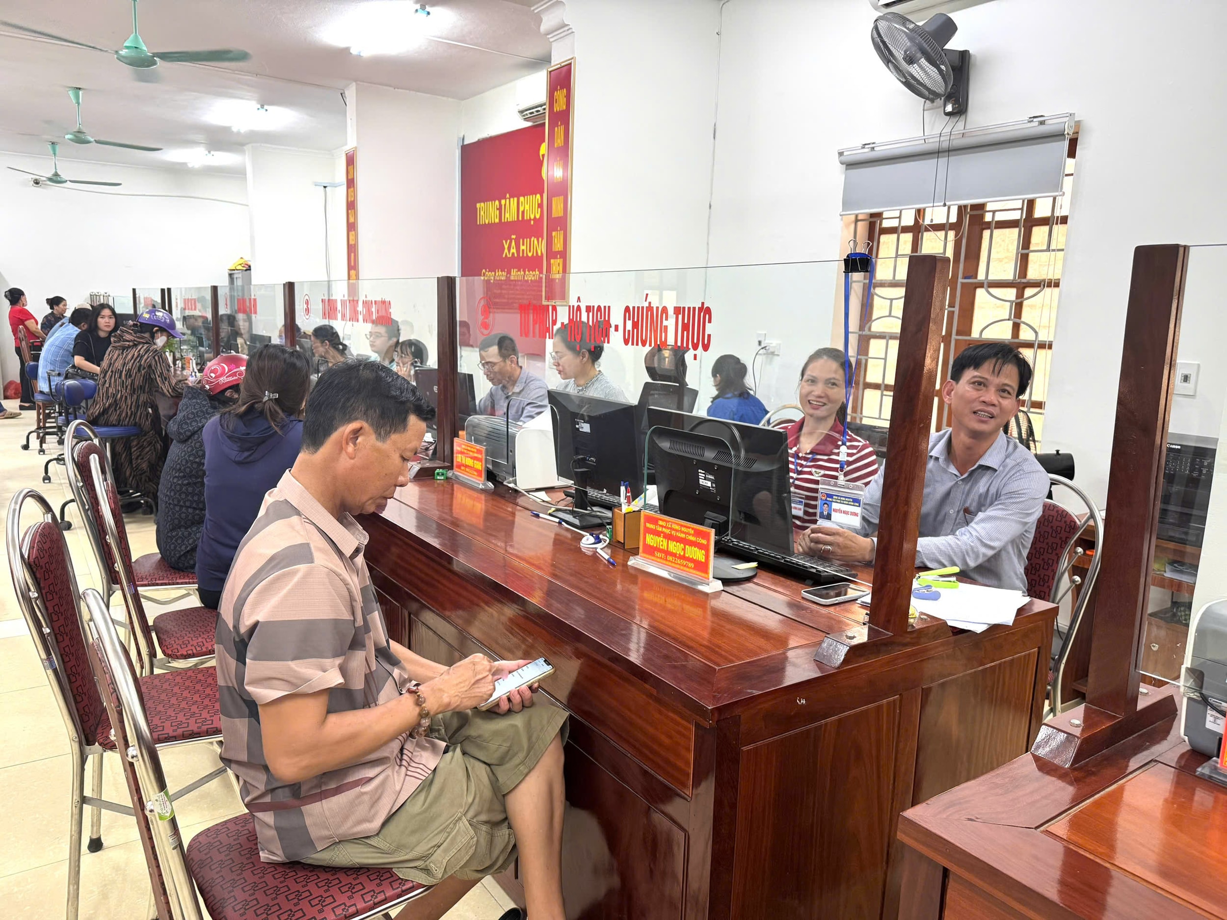 ប្រជាពលរដ្ឋ​នៅ​ឃុំ​ហ៊ុងង្វៀន​ បំពេញ​នីតិវិធី​រដ្ឋបាល​ដីធ្លី។