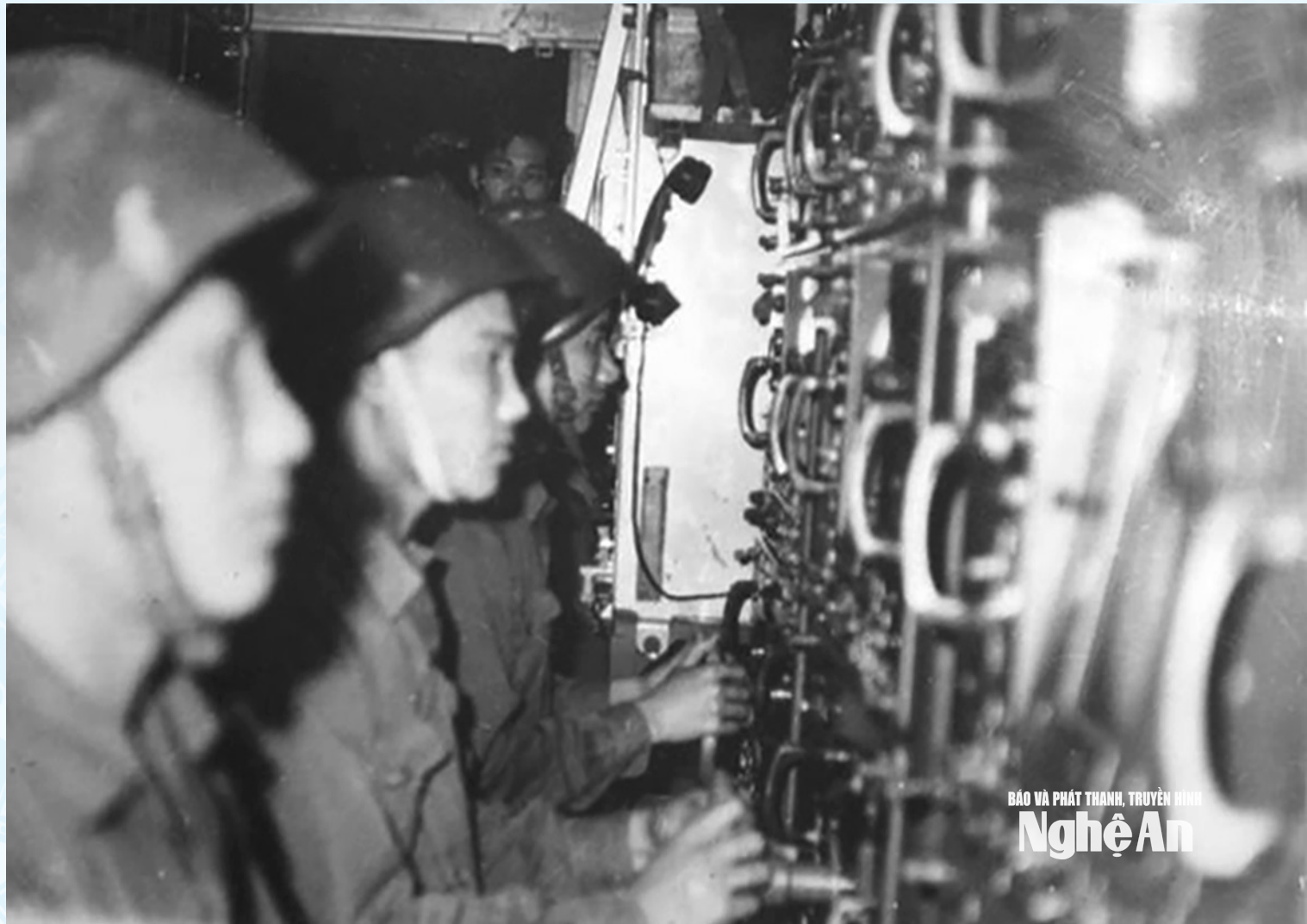 Anh hùng Hoàng Văn Nam (ngồi giữa) cùng kíp trắc thủ điều khiển tên lửa phòng không. Ảnh NVCC