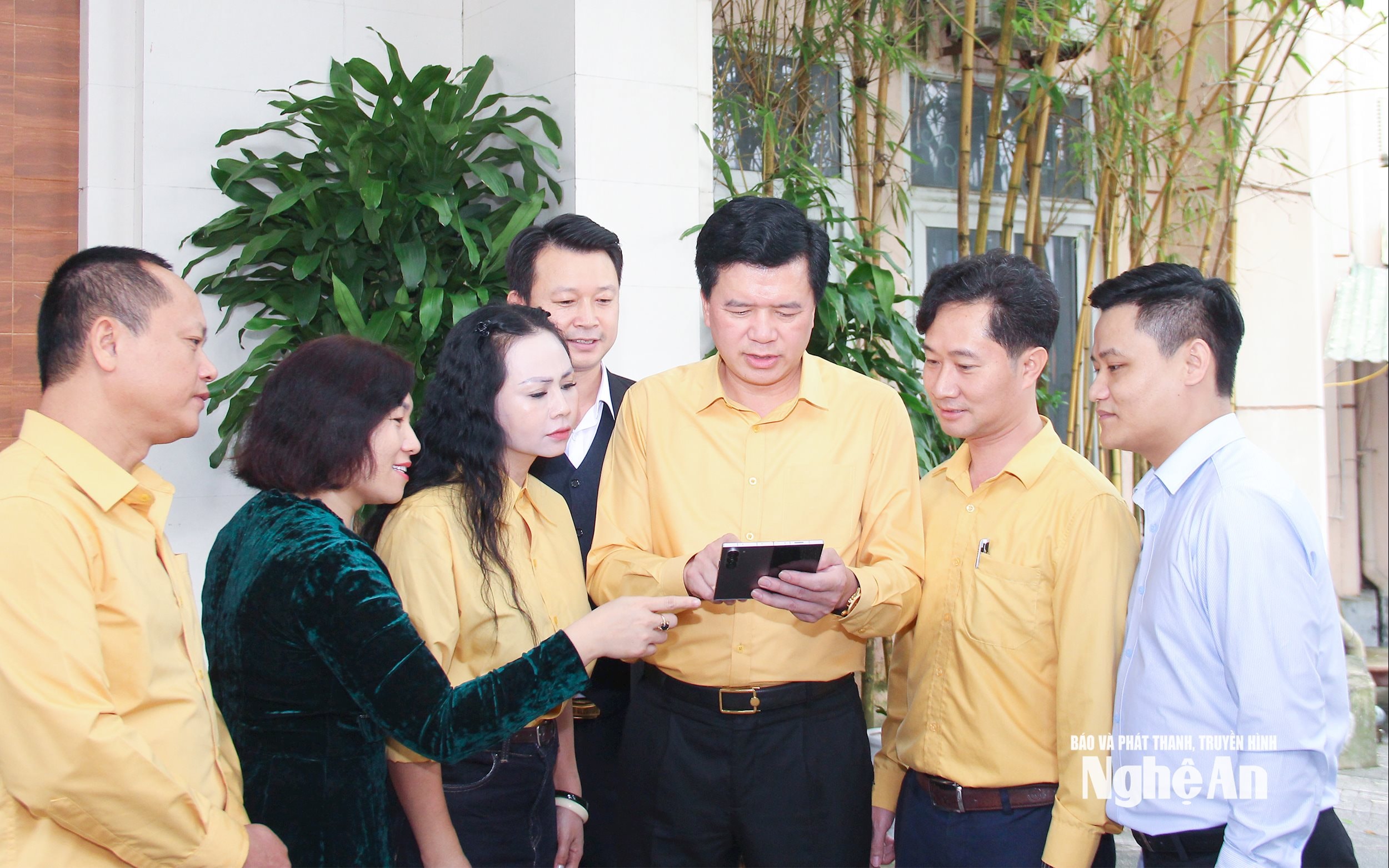  Cán bộ MTTQ tỉnh trao đổi việc tăng cường chuyển đổi số trong các hoạt động của Mặt trận. Ảnh Mai Hoa