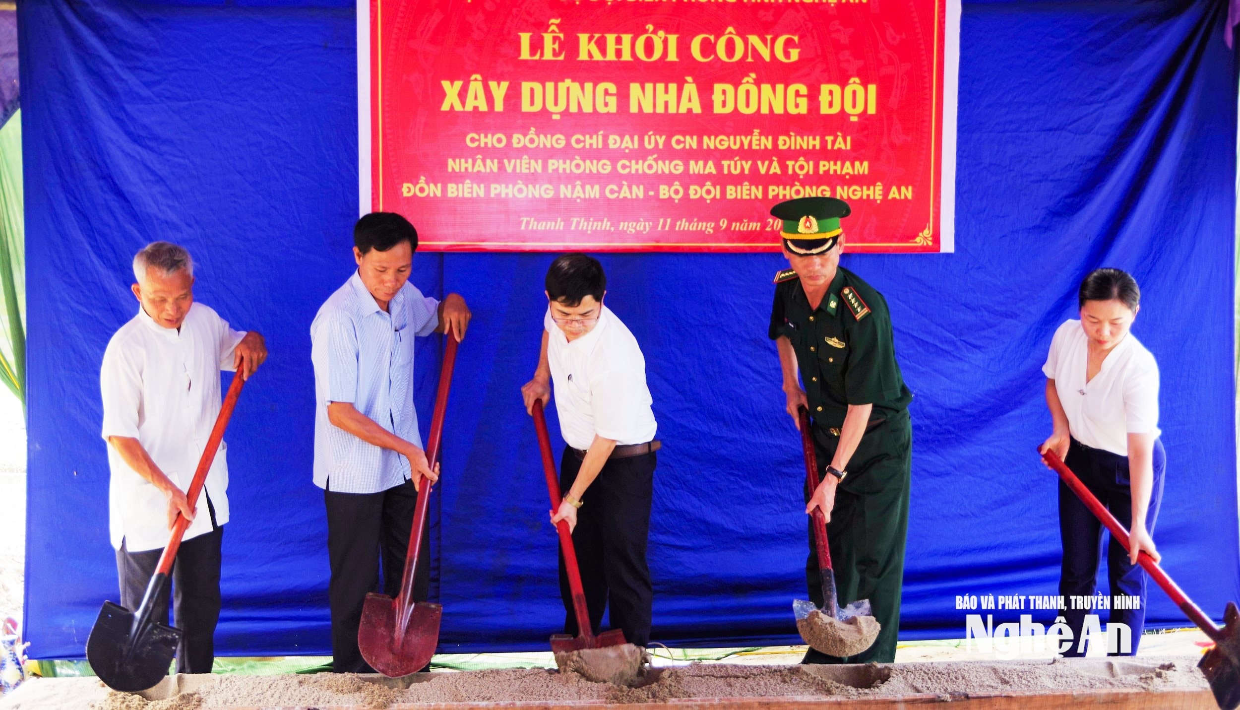 Các đại biểu làm lễ động thổ khởi công xây dựng nhà đồng đội tặng gia đình Đại úy Nguyễn Đình Tài. Ảnh tư liệu Hùng Phong