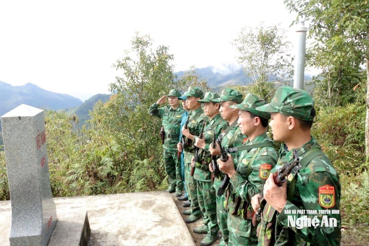 Cán bộ Đồn Biên phòng Mường Ải thực hiện nghi lễ chào cột mốc. Ảnh GH