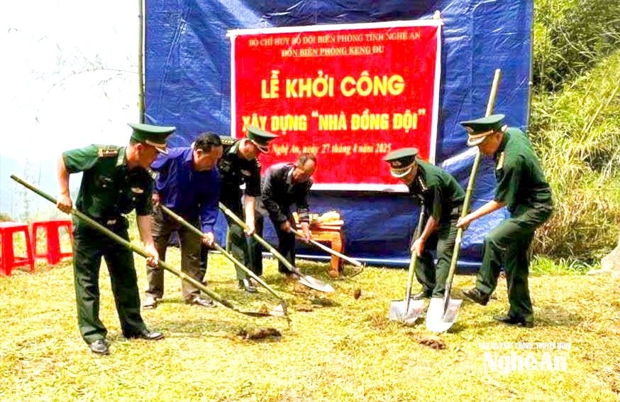 Đồn Biên phòng Keng Đu phối hợp với chính quyền địa phương khởi công xây dựng nhà đồng đội cho quân nhân hoàn cảnh khó khăn. Ảnh GH
