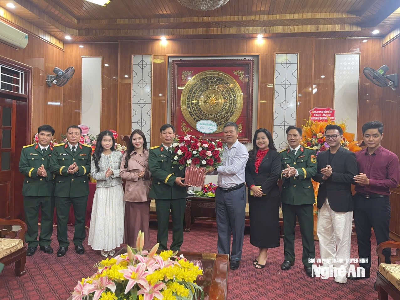 Tang hoa chuc mung Lu doan 215