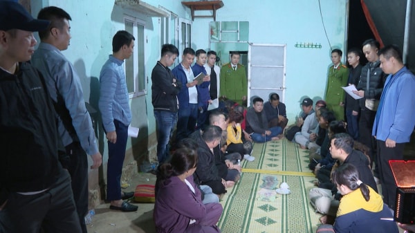 Bắt giữ 15 đối tượng đang “xóc đĩa” trong sới bạc quy mô lớn -0